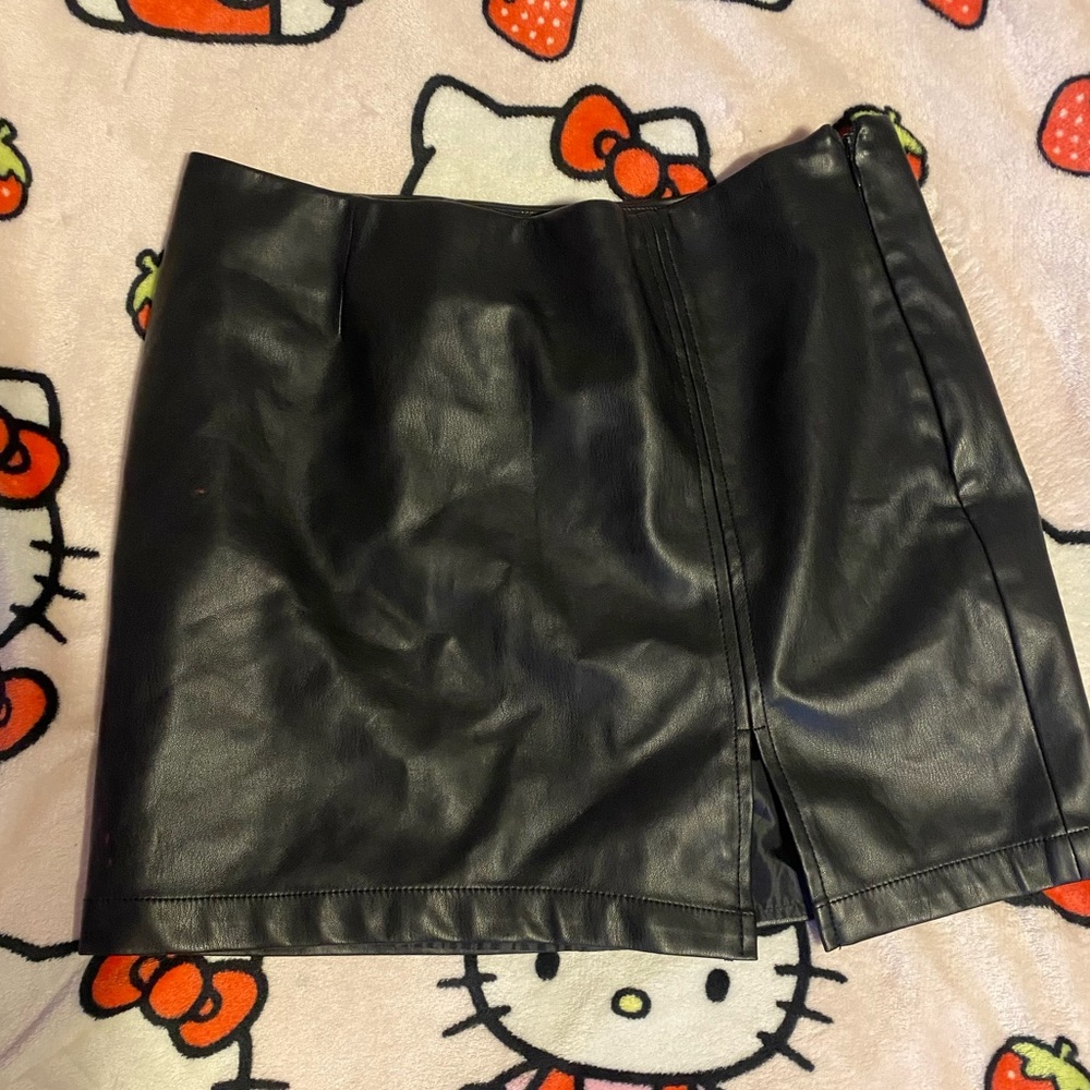 Faux Leather Juicy Couture Short Skirt With Small Slit
